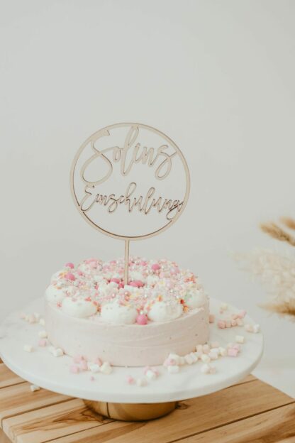 Auf diesem Bild sieht man einen Cake Topper mit Namen zur Einschulung in einer Benjamin Blümchen Torte von Coppenrath und Wiese.