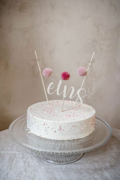 Auf diesem Bild sieht man eine eins als Cake Topper in einem Kuchen.