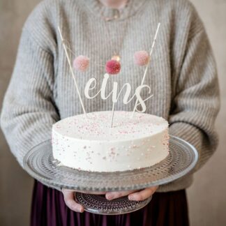 Auf diesem Bild sieht man einen Geburtstagskuchen mit einer eins als Cake Topper.