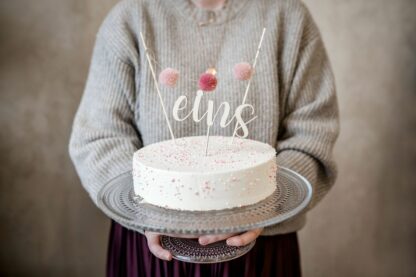 Auf diesem Bild sieht man einen Geburtstagskuchen mit einer eins als Cake Topper.