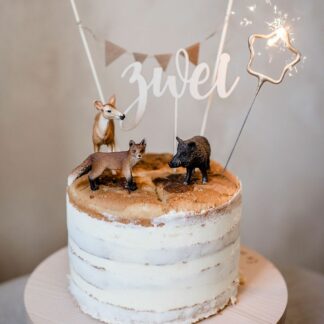 Auf diesem Bild sieht man einen Kuchen mit Schleich Tieren und einer zwei als Cake Topper.