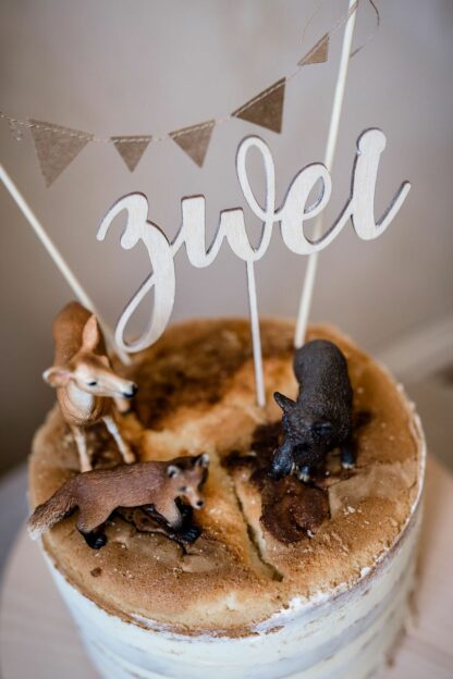Auf diesem Bild sieht man eine zwei als Cake Topper in einem Kuchen.
