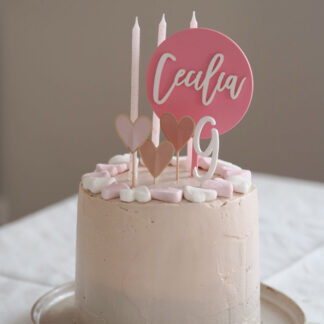 Auf dem Bild sieht man einen Geburtstagskuchen mit einem personalisierten Cake Topper von merizaldi aus Acryl.
