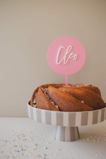 Rosa Cake Topper zum Geburtstag.