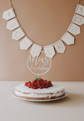 Auf diesem Bild sieht man einen Cake Topper zur Einschulung mit Namen.