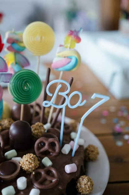 Auf diesem Bild sieht man einen blauen Cake Topper mit Namen.