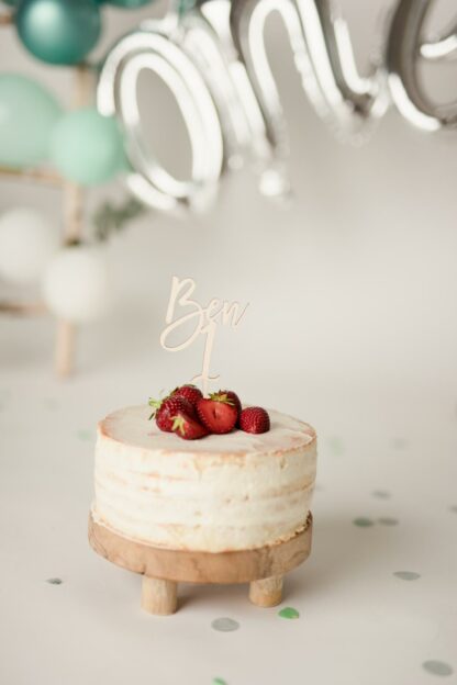 Auf diesem Bild sieht man einen Cake Topper mit einer Zahl-