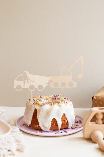 Auf diesem Bild sieht man einen Kuchen mit Baustellen Fahrzeuge als Cake Topper.