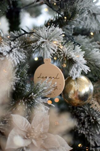 Weihnachtsbaumkugel personalisiert aus Holz mit Sterne
