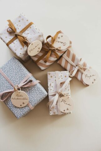 Personalisierte Geschenkeanhänger aus Holz.