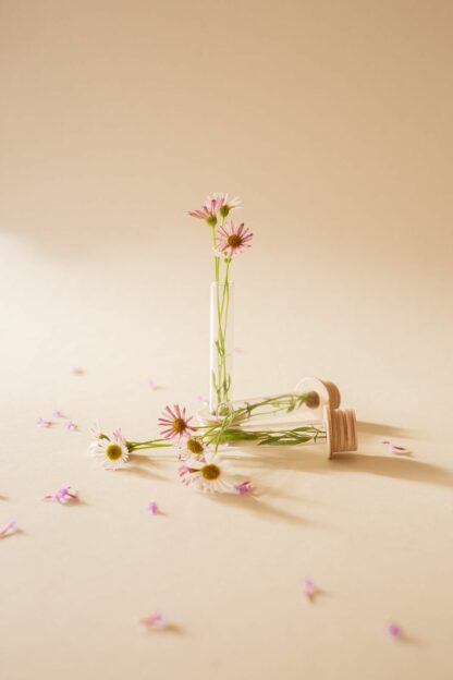 Auf diesem Bild sieht man eine kleine Glasvase mit einer Blume als Zubehör für den Geburtstagskranz.