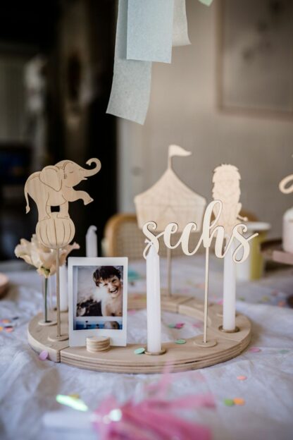 Geburtstagskranz aus Holz personalisiert für einen Jungen dekoriert.
