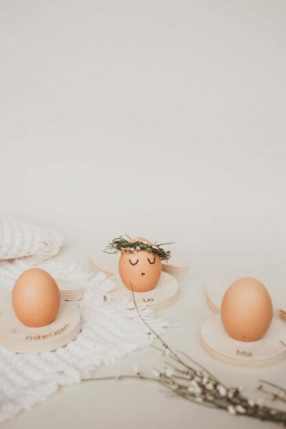 Auf dem Bild sieht Eierbecher aus Holz, die sich personaliseren lassen.