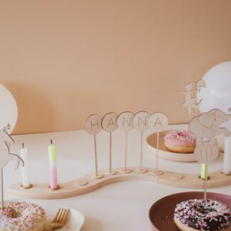 Auf diesem Bild sieht man einen dekorierten Geburtstagstisch mit einem personalisierten Geburtstagskranz.