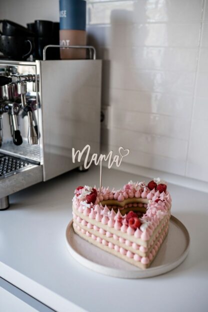 Auf diesem Bild siehst du einen Kuchen in der Küche mit einem Cake Topper Mama.