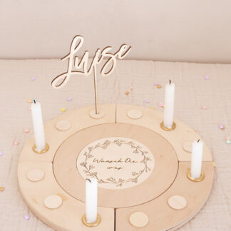 Auf diesem Bild sieht man einen Geburtstagskranz mit vier Kerzen.