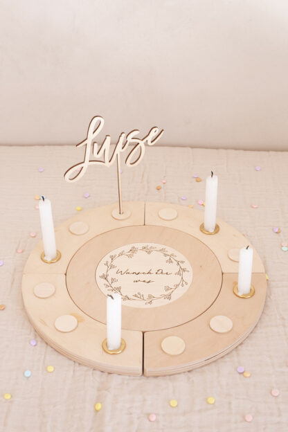 Auf diesem Bild sieht man einen Geburtstagskranz mit vier Kerzen.