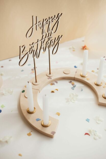 Auf dem Bild sieht man einen Geburtstagskranz mit einem Happy Birthday Stecker.