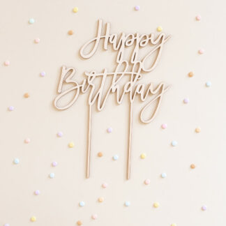 Auf diesem Bild sieht man einen Stecker für den Geburtstagkranz mit dem Schriftzug Happy Birthday.