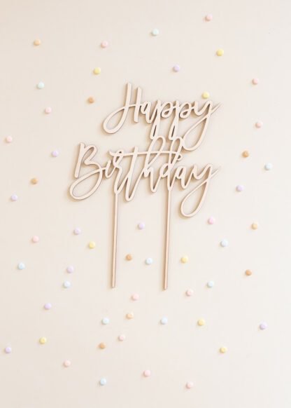 Auf diesem Bild sieht man einen Stecker für den Geburtstagkranz mit dem Schriftzug Happy Birthday.