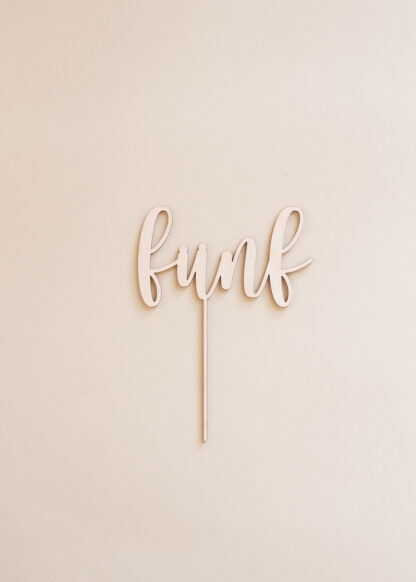 Auf diesem Bild sieht man einen Zahlenstecker für den Geburtstagskranz mit der Zahl fünf.