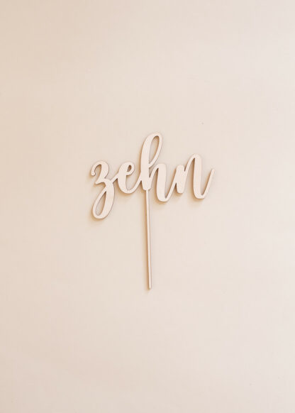 Auf diesem Bild sieht man einen Zahlenstecker für den Geburtstagskranz mit der Zahl zehn.