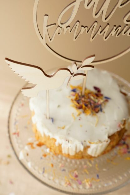 Auf diesem Bild sieht man einen Tauben Cake Topper in einem Kuchen.
