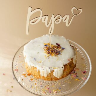 Auf diesem Bild sieht man einen Kuchen zum Vatertag mit einem Cake Topper und dem Schriftzug Papa.