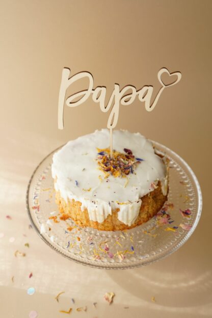 Auf diesem Bild sieht man einen Kuchen zum Vatertag mit einem Cake Topper und dem Schriftzug Papa.