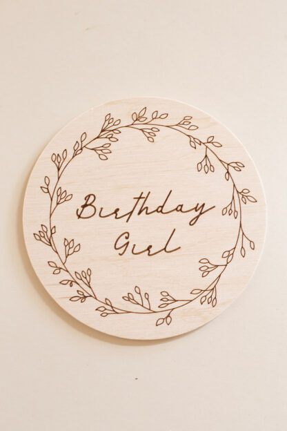 Auf diese Bild sieht man einen Meilensteinscheibe mit Birthday Girl für den Geburtstagskranz.