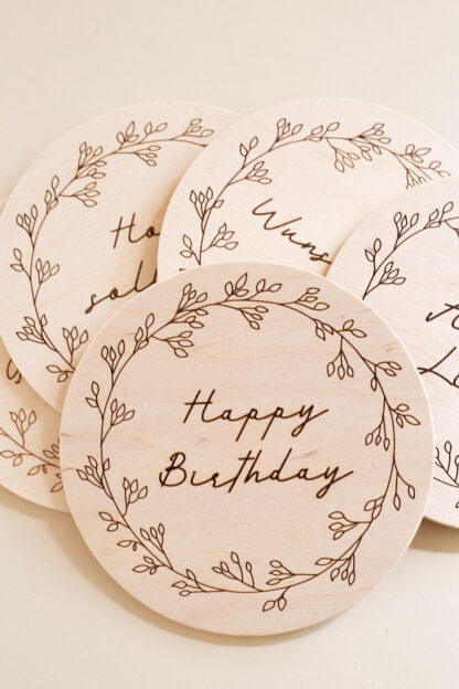 Auf diese Bild sieht man einen Meilensteinscheibe mit Happy Birthday für den Geburtstagskranz.