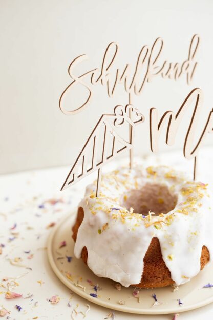Auf diesem Bild sieht man einen Kuchen von Kuchentratsch mit einer Schultüte als Cake Topper.