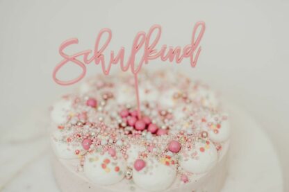 Auf diesem Bild sieht man eine aufgepimpte Benjamin Blümchen Trte von Coppenath und Wiese mit einem rosa Schulkind Cake Topper.