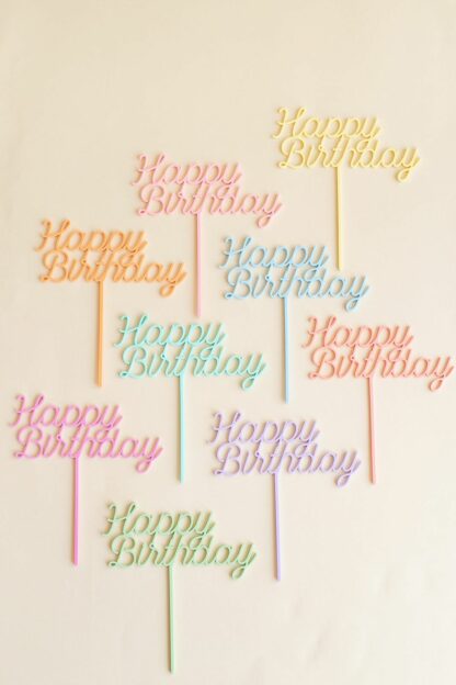Auf diesem Bild sieht man Happy Birthday Stecker in Pastelltönen für den Geburtstagskranz.