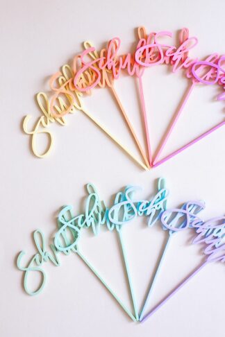 Auf diesem Bild sieht man viele Schulkind Stecker in Pastelltönen.