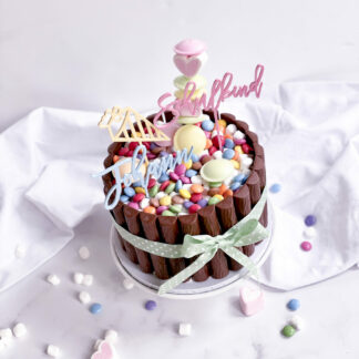 Torte zur Einschulung mit Schulkind Cake Topper in bunt.