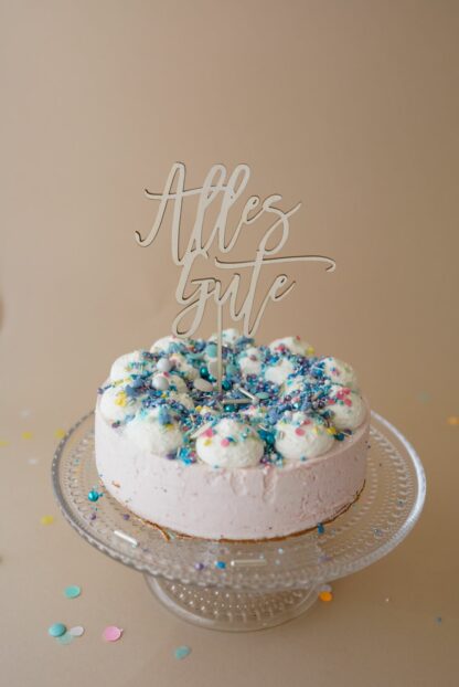 Auf diesem Bild sieht man einen Cake Topper Alles Gute aus Holz in einer Benjamin Blümchen Torte von Coppenrath und Wiese mit Super Streuseln dekoriert.