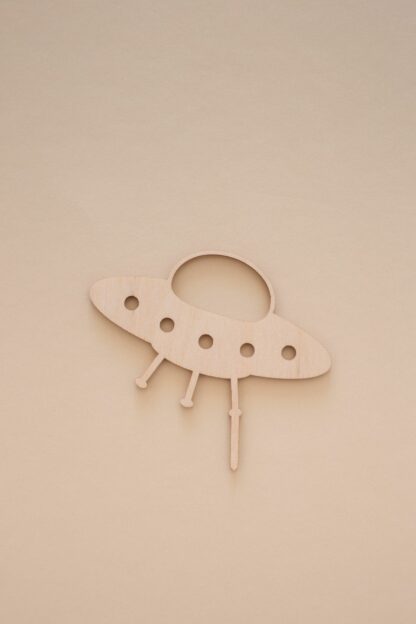 Auf diesem Bild sieht man einen Ufo Stecker für einen Geburtstagskranz aus Holz.