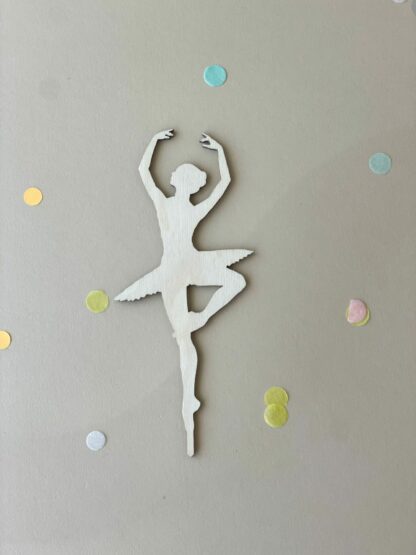Auf diesem Bild sieht man einen Ballerina Stecker aus Holz für den Geburtstagskranz.