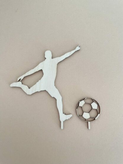 Auf diesem Bild sieht man einen Fußballspieler und ein Fußball als Stecker für den Geburtstagskranz aus Holz.