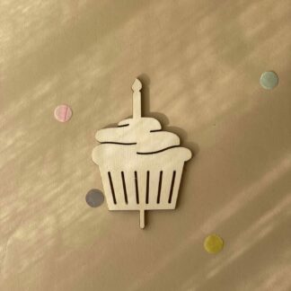 Auf diesem Bild sieht man einen Cupcake Stecker für einen Geburtstagskranz aus Holz.