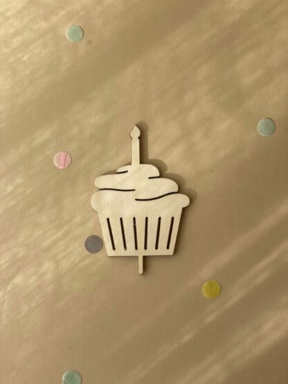 Auf diesem Bild sieht man einen Cupcake Stecker für einen Geburtstagskranz aus Holz.