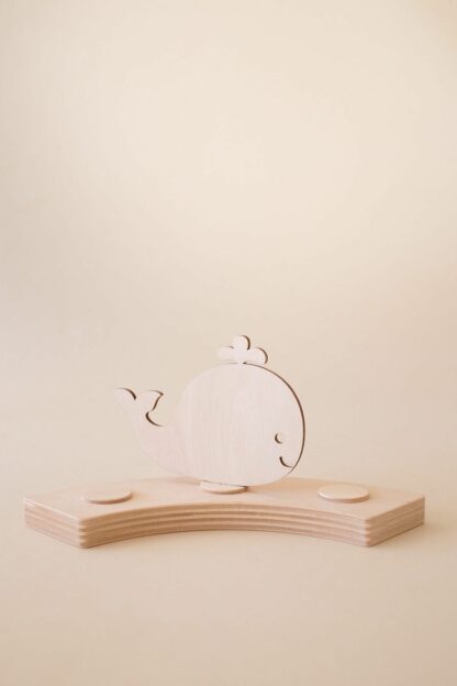 Auf diesem Bild sieht man einen Wal Stecker für einen Geburtstagskranz aus Holz.