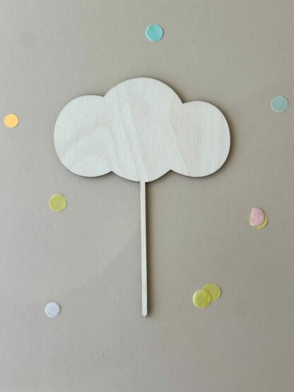 Auf diesem Bild sieht man einen Wolken Stecker aus Holz für den Geburtstagskranz.
