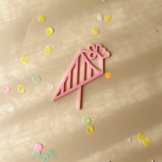 Auf diesem Bild sieht man einen Schultüten Stecker für den Geburtstagskranz in rosa.