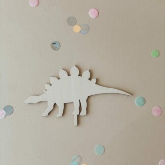 Auf diesem Bild sieht man einen Dino Stegosaurus Stecker für einen Geburtstagskranz aus Holz.