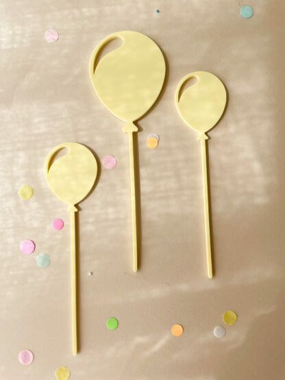 Auf diesem Bild sieht man gelbe Luftballons als Stecker für den Geburtstagskranz.