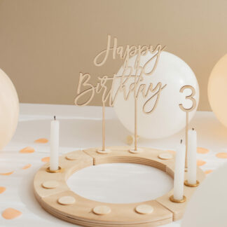 Auf diesem Bild sieht man einen klassisch rund angeordneten Geburtstagskranz zum dritten Geburtstag.