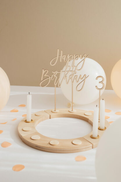 Auf diesem Bild sieht man einen klassisch rund angeordneten Geburtstagskranz zum dritten Geburtstag.