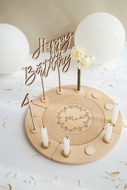 Zum vierten Geburtstag dekorierter Geburtstagskranz aus Holz.
